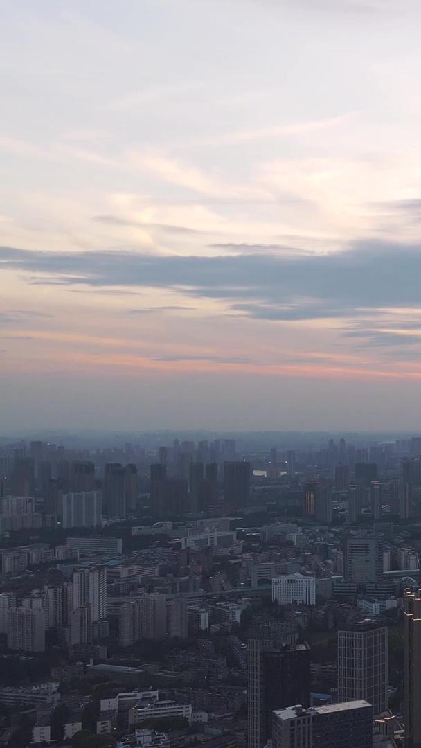 航拍风光城市夕阳晚霞天空下金融商务中心地标最高的办公楼天际线素材视频的预览图
