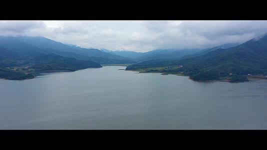 航拍湘西森林湖泊视频的预览图