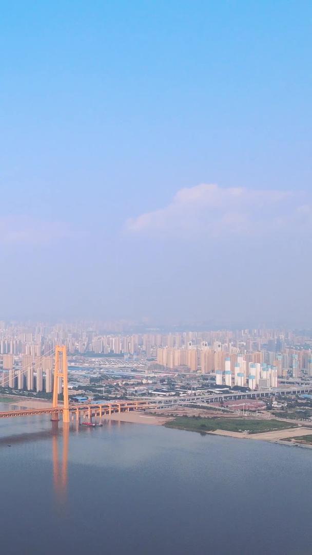风景城市长江武汉段蓝天白云江景桥梁城市建设材料城市建设材料视频的预览图
