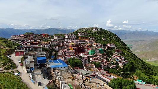 航拍西藏拉萨三大寺庙之一甘丹寺景区视频视频的预览图