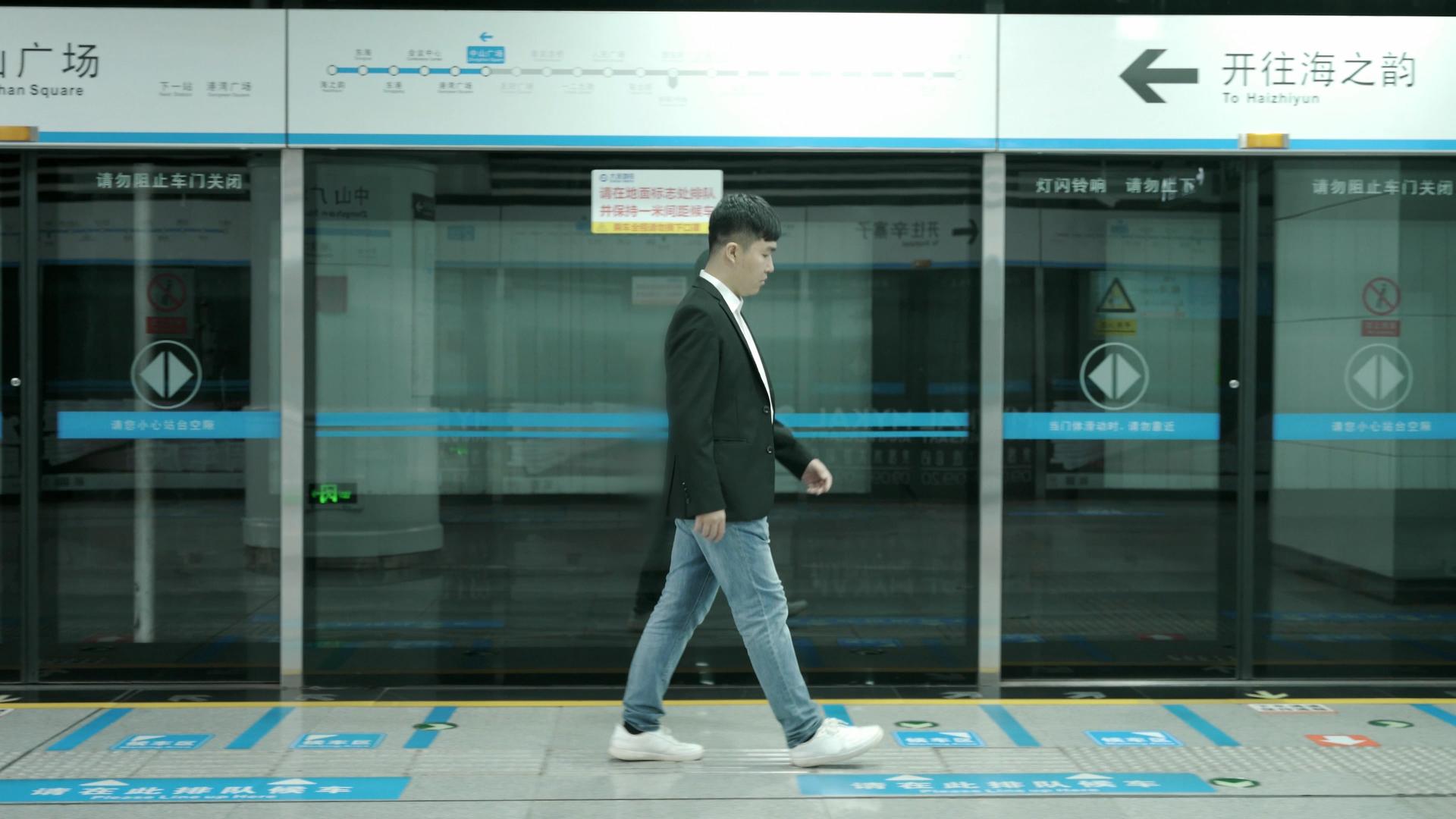 4K漂泊流浪男青年白领奋斗孤单等地铁站孤独创业彷徨视频的预览图