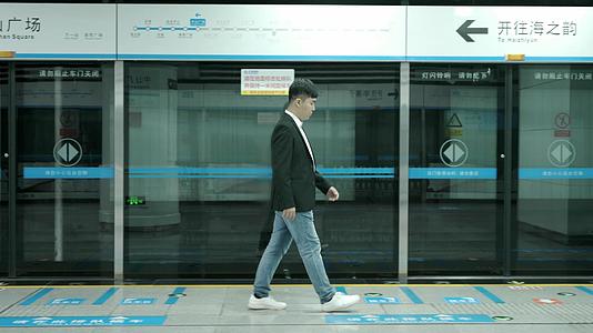 4K漂泊流浪男青年白领奋斗孤单等地铁站孤独创业彷徨视频的预览图