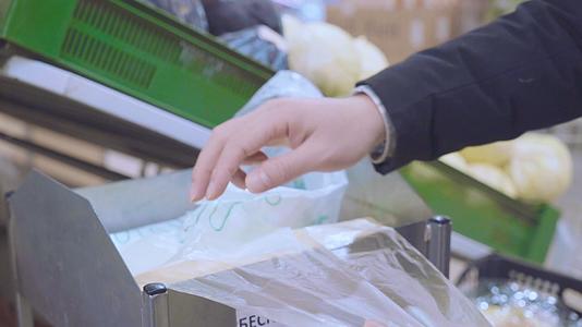 超市生鲜区购物塑料袋视频的预览图