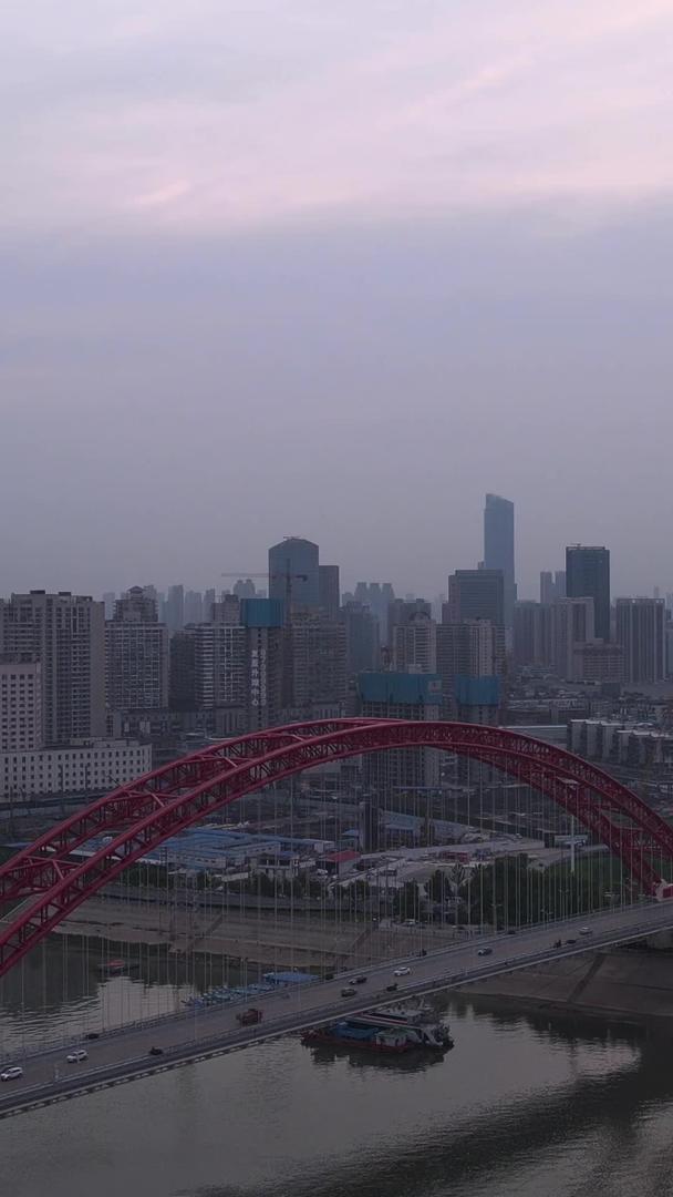 航拍城市风景红色桥梁晴川桥江景素材视频的预览图