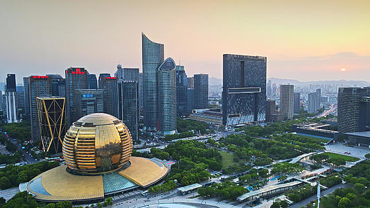 4K航拍杭州CBD钱江新城国际会议厅市民中心商务大厦晚霞日落视频的预览图