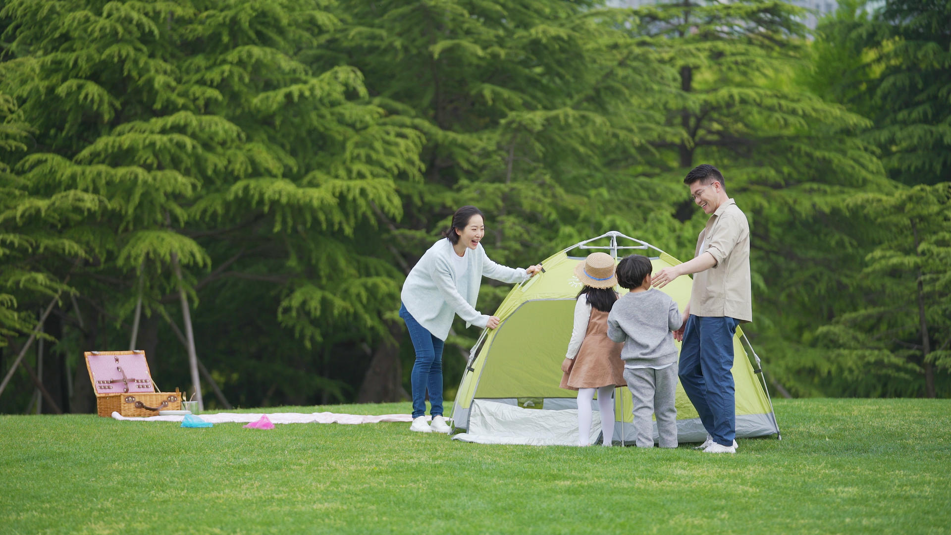 4k家庭出游公园搭帐篷准备野营视频的预览图