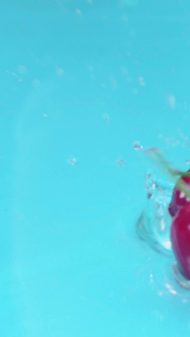 樱桃落入水中视频的预览图