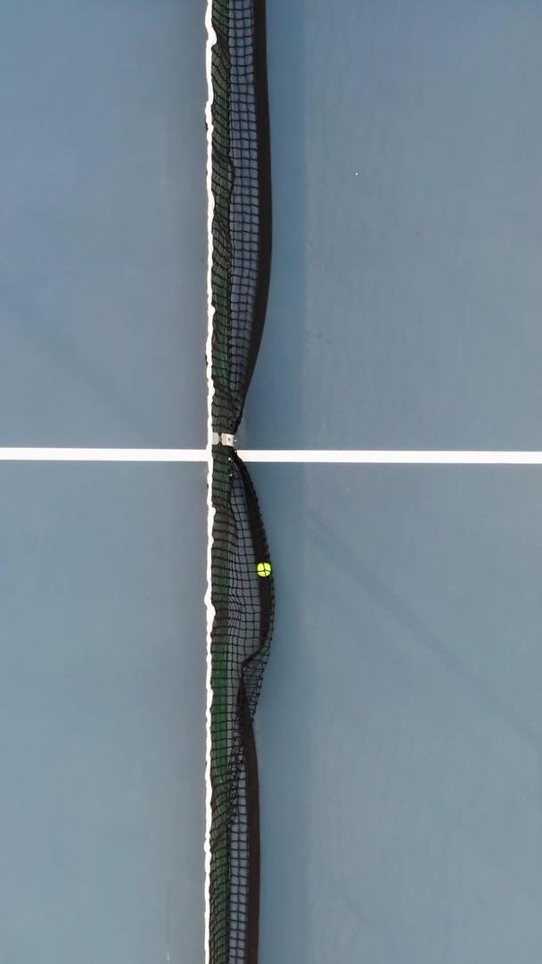 网球场对打的现场航拍视频的预览图
