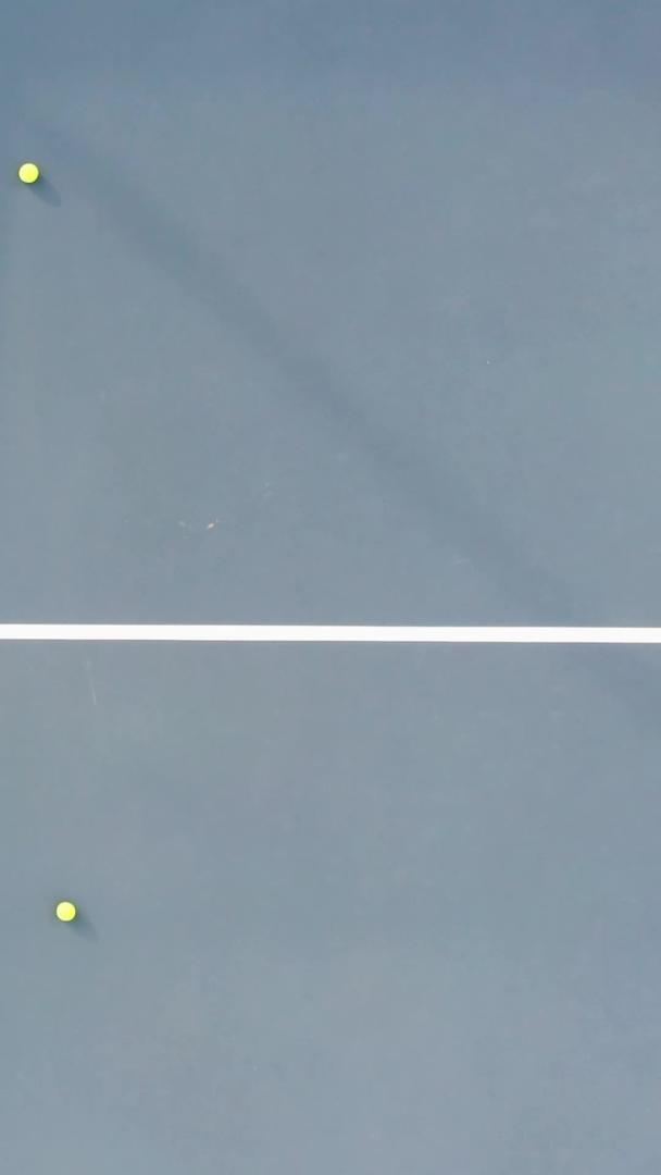 网球场对打的现场航拍视频的预览图