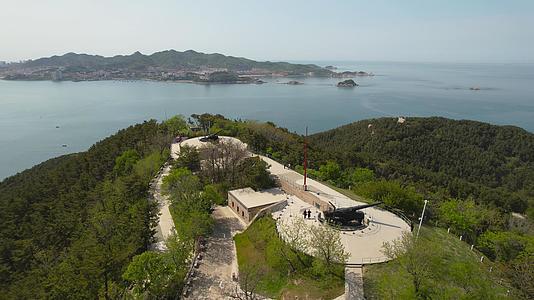 5A景区刘公岛景点旗顶山炮台航拍视频视频的预览图
