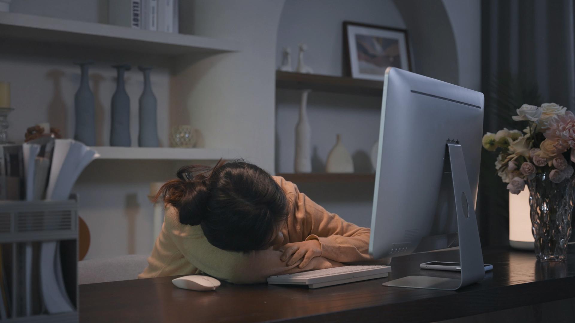 4k年轻女性深夜在家加班睡觉视频的预览图