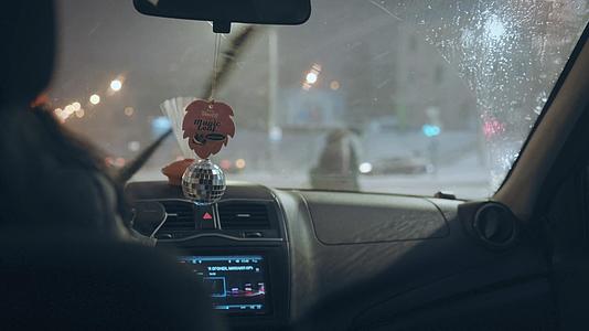 雨雪天气城市交通红绿灯路口等候车内视角视频的预览图