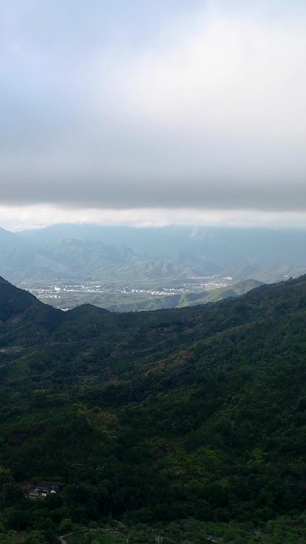 俯瞰高空山川航拍视频的预览图