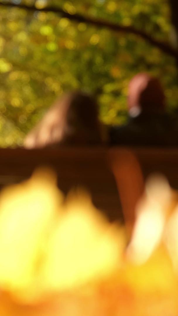 深秋公园休闲椅上的情侣视频的预览图