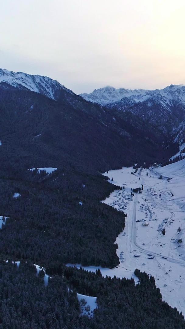 日出日落的雪山峡谷视频的预览图