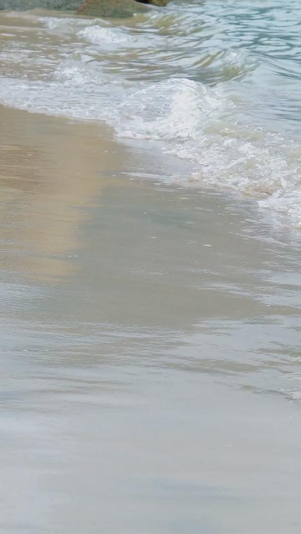 夏季唯美女性海边散步空镜视频的预览图