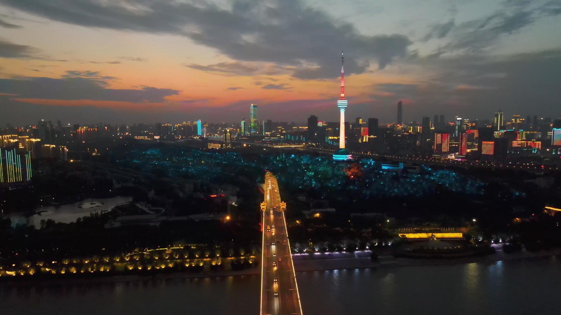 航拍江城夜景风光和龟山电视塔视频的预览图