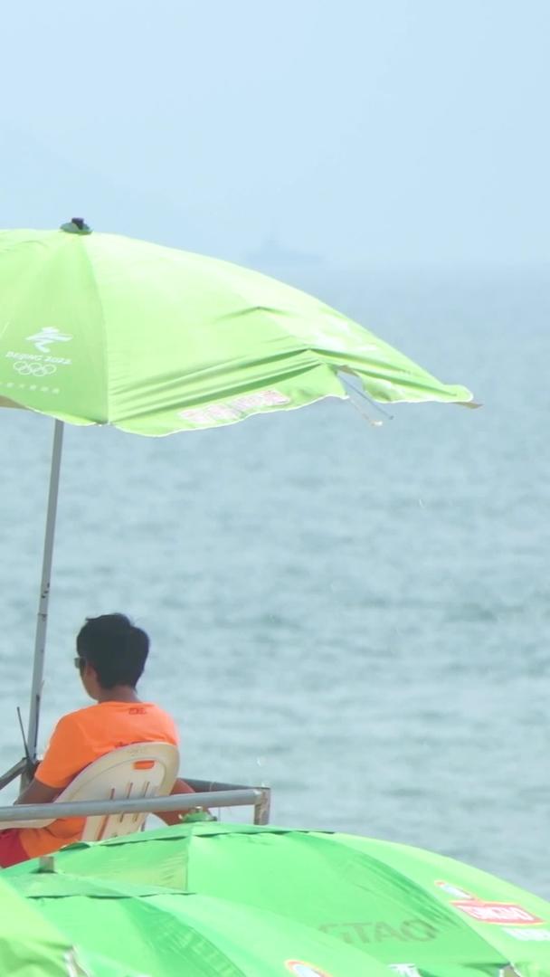 救生员在海边遮阳伞下视频的预览图