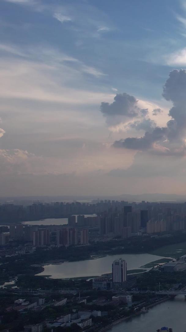 航拍城市夕阳夕阳天空地标天际线高楼街景素材视频的预览图
