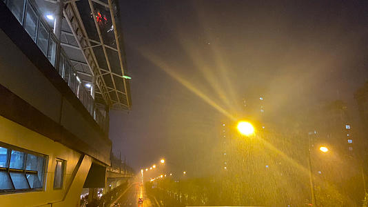 4K实拍夜晚下雨雨中路灯视频的预览图