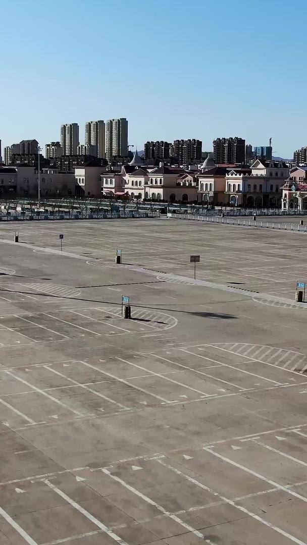 空旷停车场多视角航拍视频的预览图