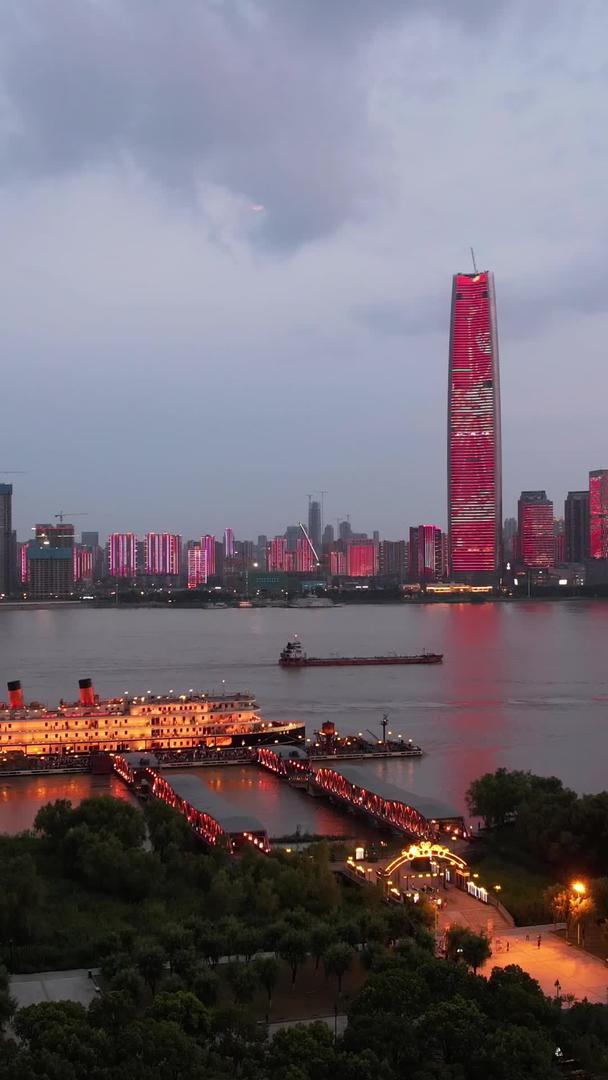 航拍长江江景夜景游码头旅游灯光秀素材视频的预览图