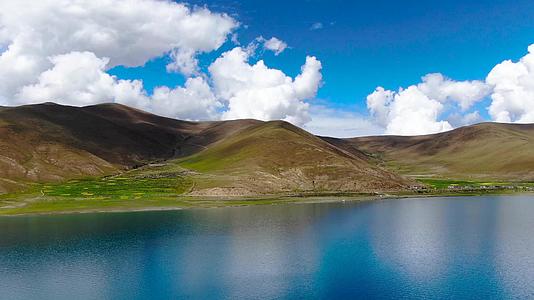 航拍西藏蓝天白云山脉湖泊自然风光视频视频的预览图