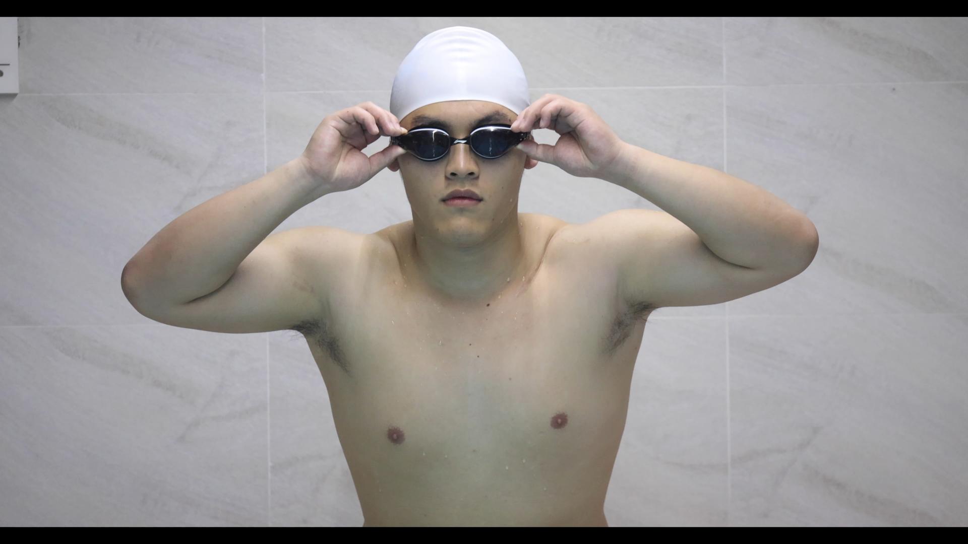4K游泳运动员带上泳镜特写视频的预览图