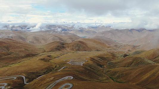 航拍西藏阿里喜马拉雅山脉与盘山公路视频视频的预览图