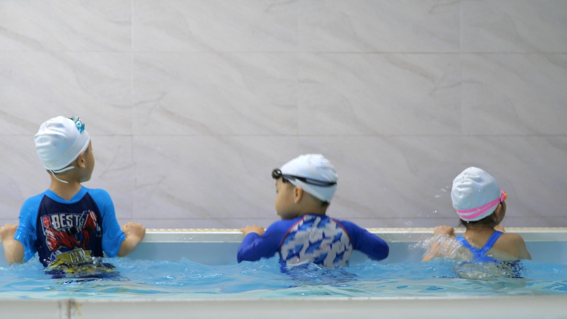 4K儿童在泳池游泳上游泳课素材视频的预览图
