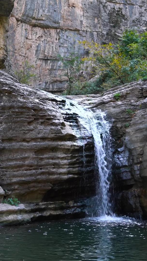 山谷中的瀑布实拍含有瀑布流水声视频的预览图