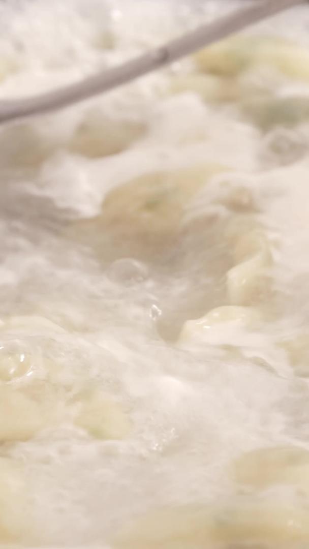 饺子在沸腾的水中翻腾煮熟视频的预览图