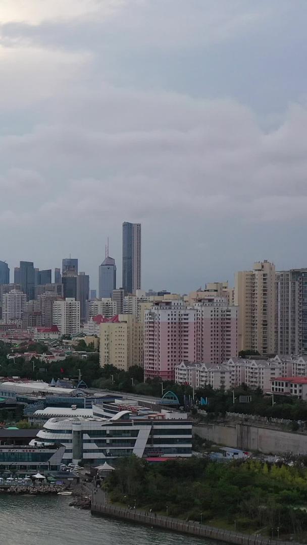 青岛城市风景海滨高楼群航拍视频视频的预览图