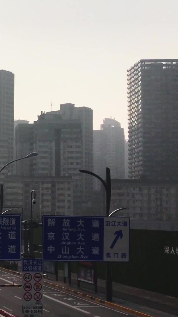 武汉封城交通管制视频的预览图