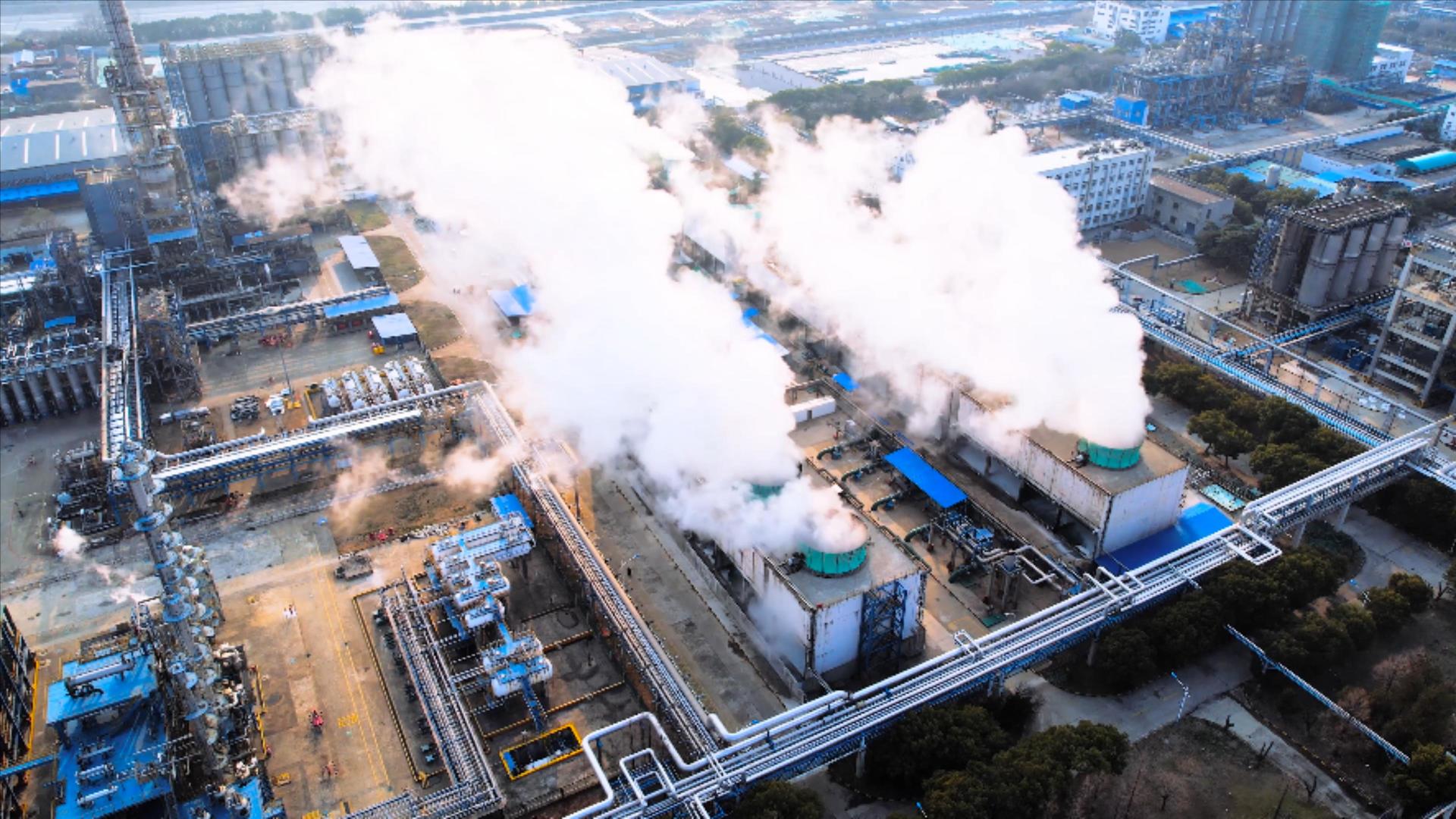 化工工业生产化工设备废气排放4K航拍素材视频的预览图