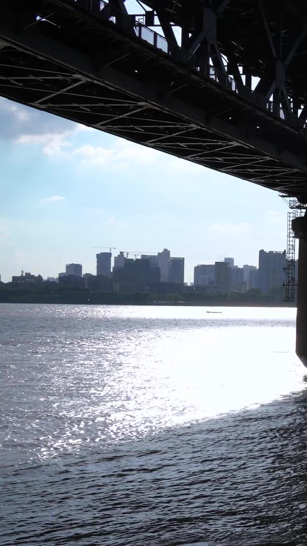 城市蓝天白云晴天自然天气长江江景桥梁街景素材视频的预览图
