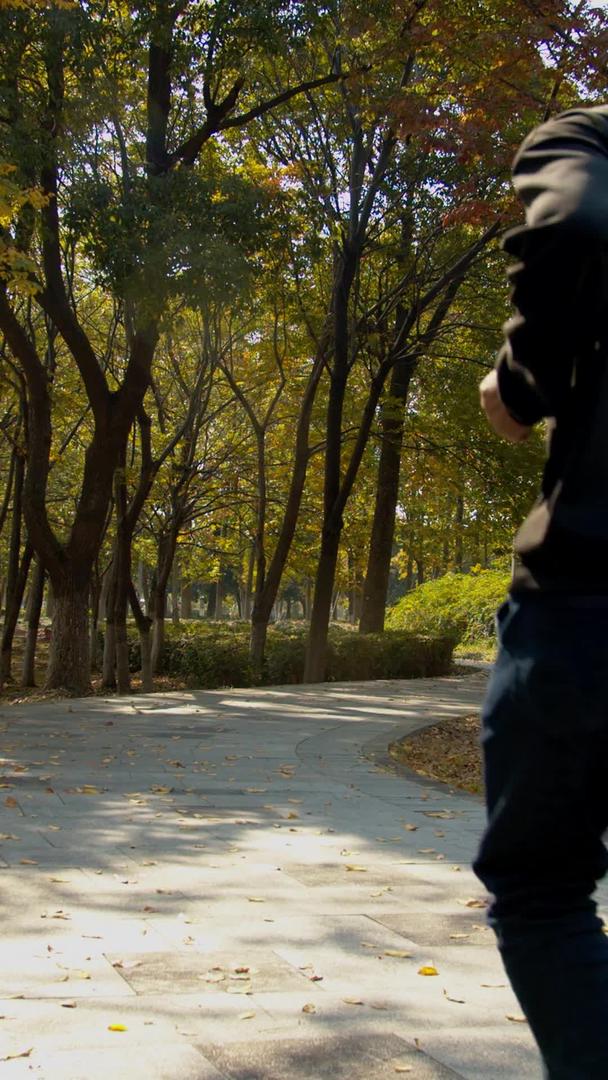 实拍从满是落叶的公园跑过视频素材视频的预览图