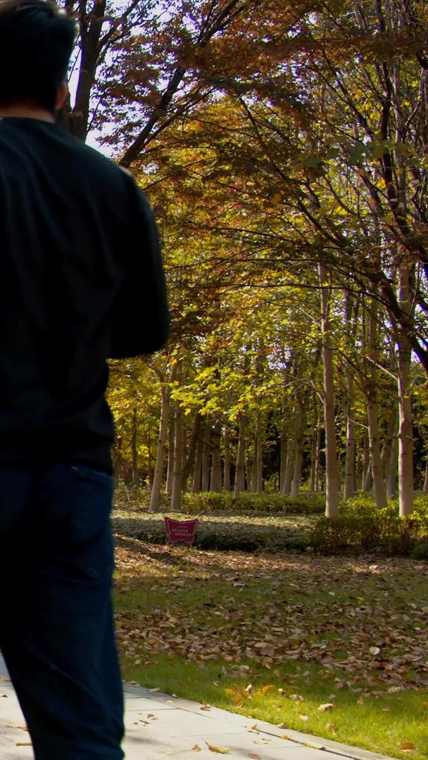 实拍从满是落叶的公园跑过视频素材视频的预览图
