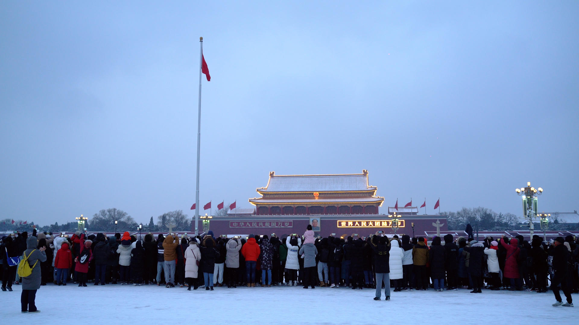 4K实拍冬季北京天安门广场降旗仪式群众观看视频的预览图