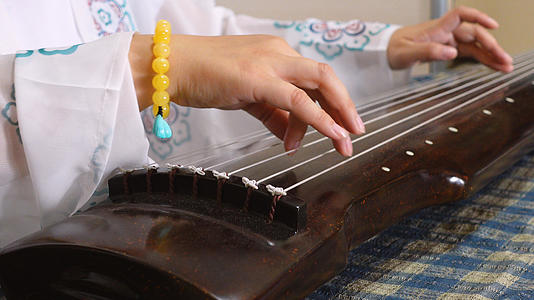 中国传统民乐古琴演奏4k素材视频的预览图
