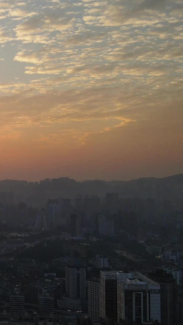航拍城市高楼日出彩霞视频的预览图