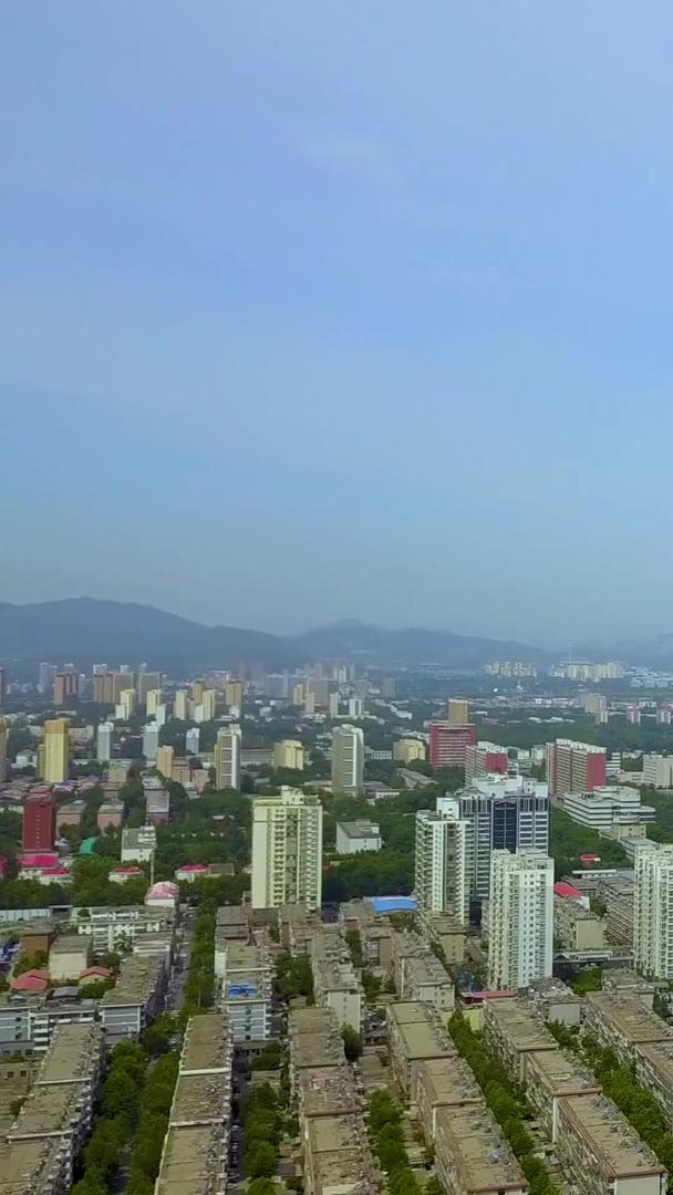 城市上空航拍发展中的城市视频的预览图