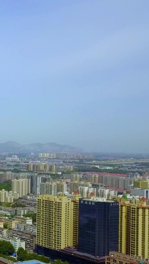 城市上空航拍发展中的城市视频的预览图