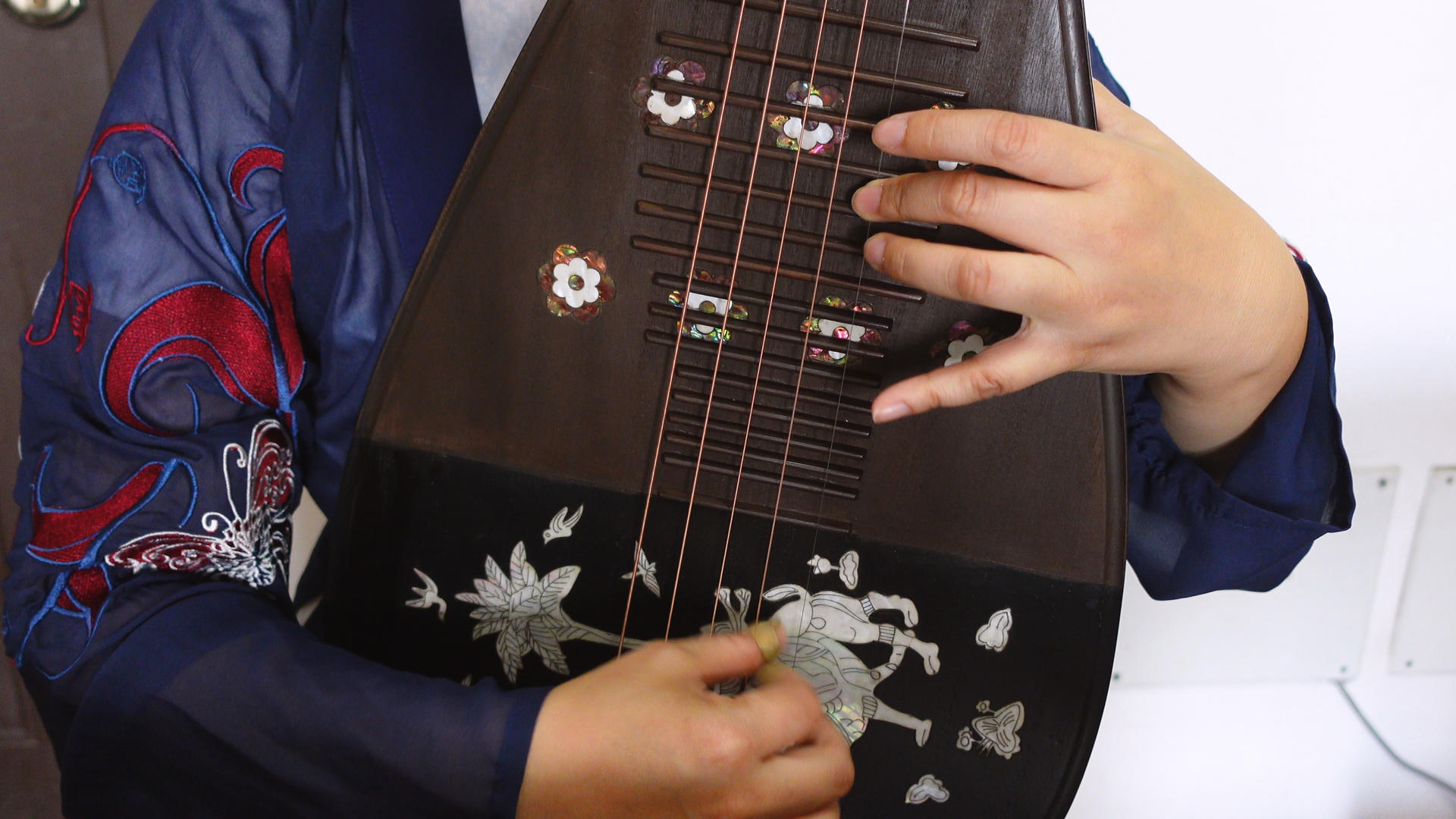 中国传统民乐五弦琵琶演奏4k素材视频的预览图