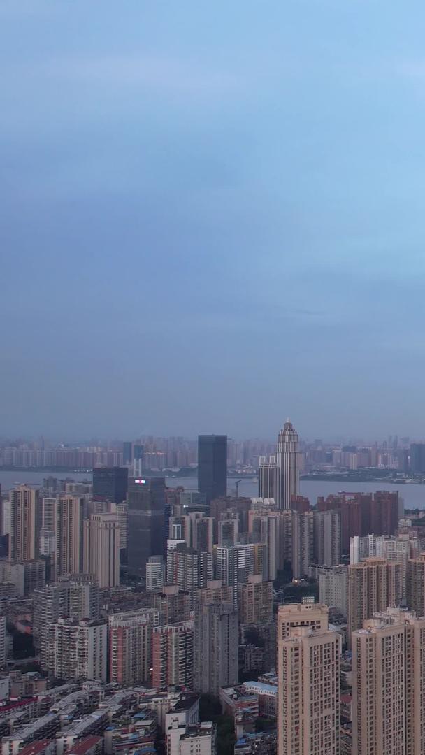 城市蓝天白云天空自然天气天际线高楼街景素材视频的预览图