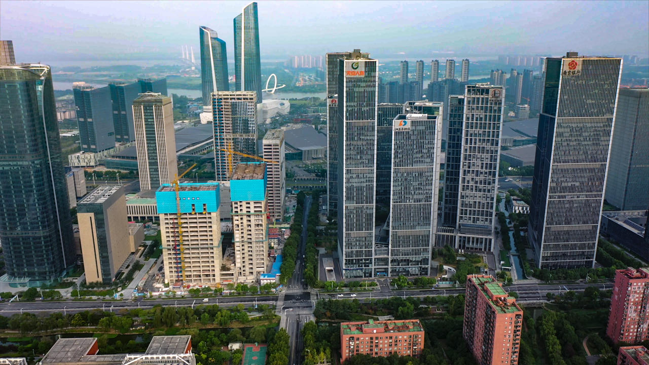 4K航拍南京河西金融商务区视频的预览图