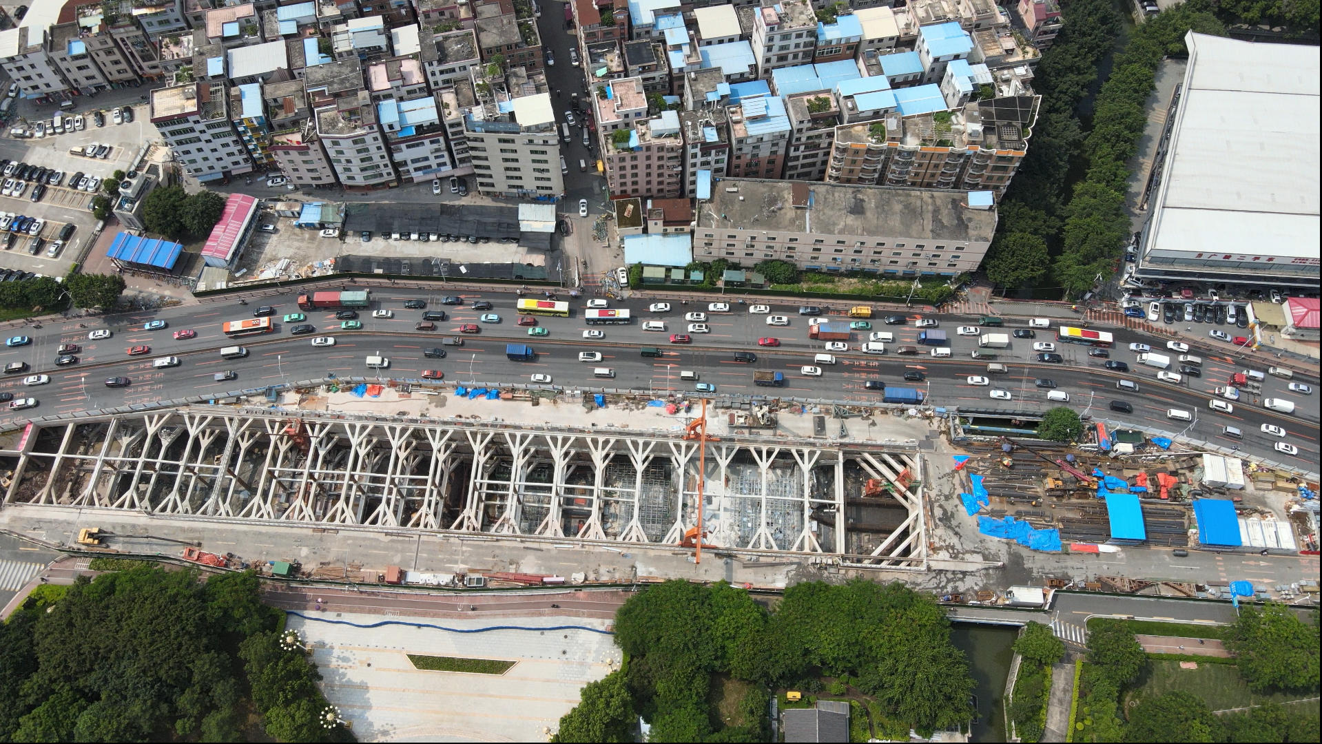4k高清航拍广州新滘中路车流施工中的地铁11号线视频的预览图