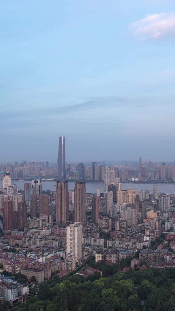 城市蓝天白云天空自然天气天际线高楼街景素材视频的预览图