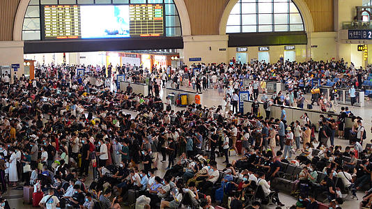 城市高铁火车站熙熙攘攘人潮汹涌等待候车的人群4k素材的预览图
