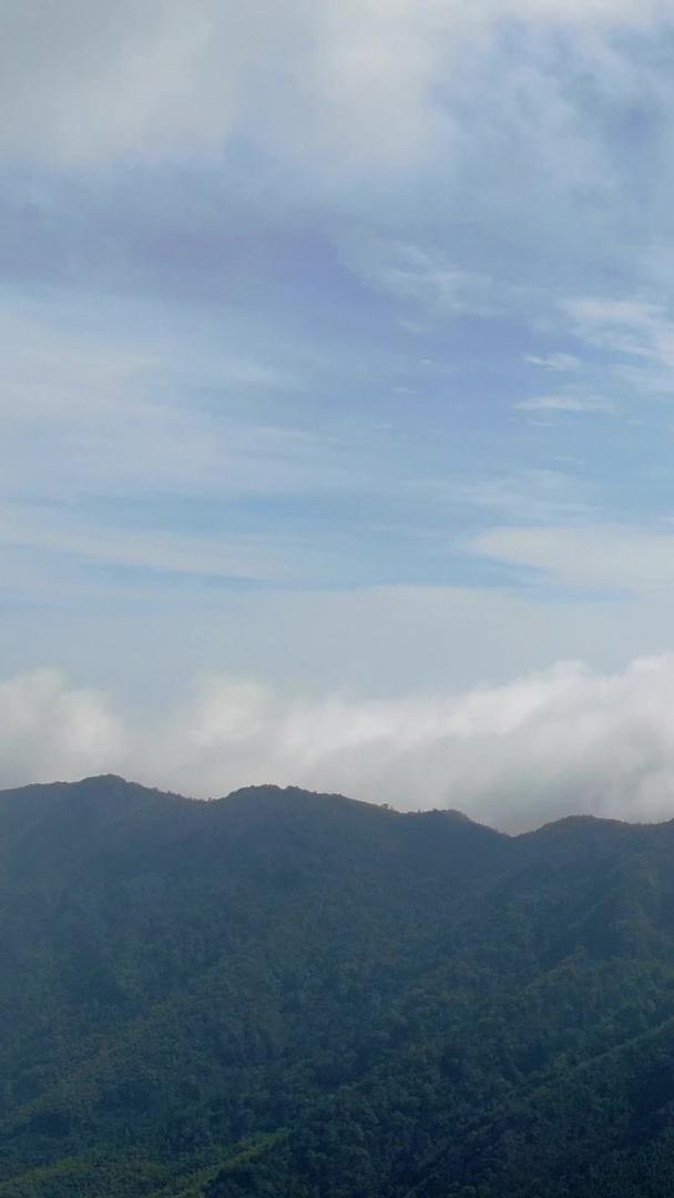 航拍山中的云雾视频的预览图